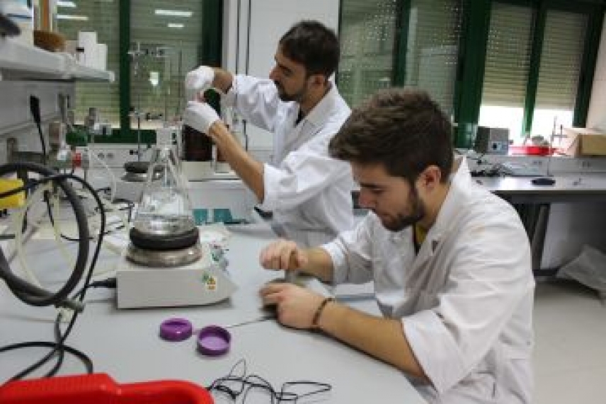 La UCO explora un compuesto capaz de retener metales pesados para reducir la contaminación en ríos