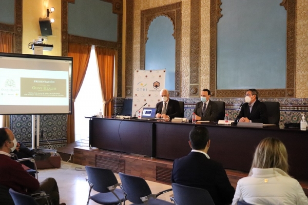 José Buendía del Cid, director general de UPL Iberia, José Carlos Gómez Villamandos, rector de la UCO, y Antonio José Trapero Casas, profesor de la Escuela Técnica Superior de Ingeniería Agronómica y de Montes