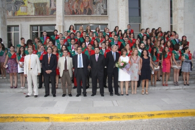 Alumnos y profesores en la puerta del Paraninfo de Rabanales