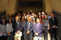 Foto de familia de autoridades, empresas y estudiantes participantes en la convocatoria de becas de este ao.