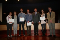 Los premiados junto a las autoridades acadmicas