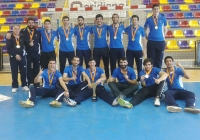 El equipo de balonmano con el trofeo