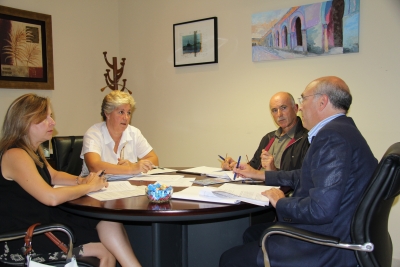 De izquierda a derecha, Rosario Mrida, Esperanza Jaqueti y Fermn Cremades, durante la reunin.