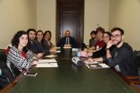 Al fondo de la imagen, el vicerrector Zamorano con la directora general de Estudiantes y Acceso (a la izquierda), y el alumnado UCO-Campus 