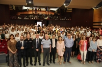 Foto de familia de autoridades y estudiantes participantes