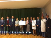 En la foto, las autoridades asistentes al acto de entrega de beca junto a investigadora. 