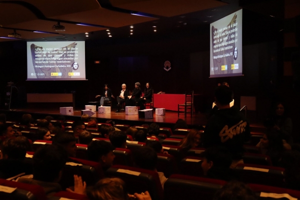 Un momento del debate con el alumnado de cuatro institutos de Córdoba