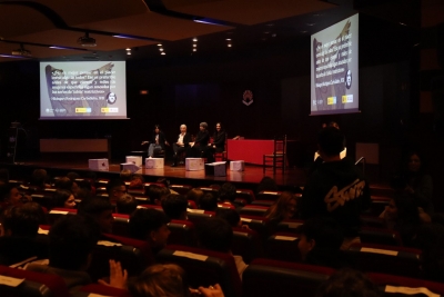 Un momento del debate con el alumnado de cuatro institutos de Córdoba