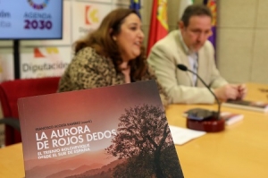 El profesor Francisco Acosta y la delegada de Cultura, Salud Navajas, durante la presentación del libro. 